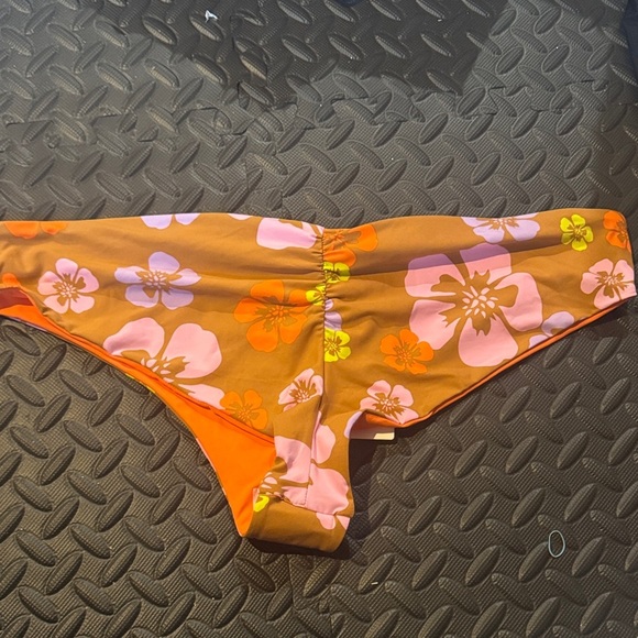 Roxy • NWT $75 reversible Floral Bikini Bottoms RW1 - Picture 4 of 5